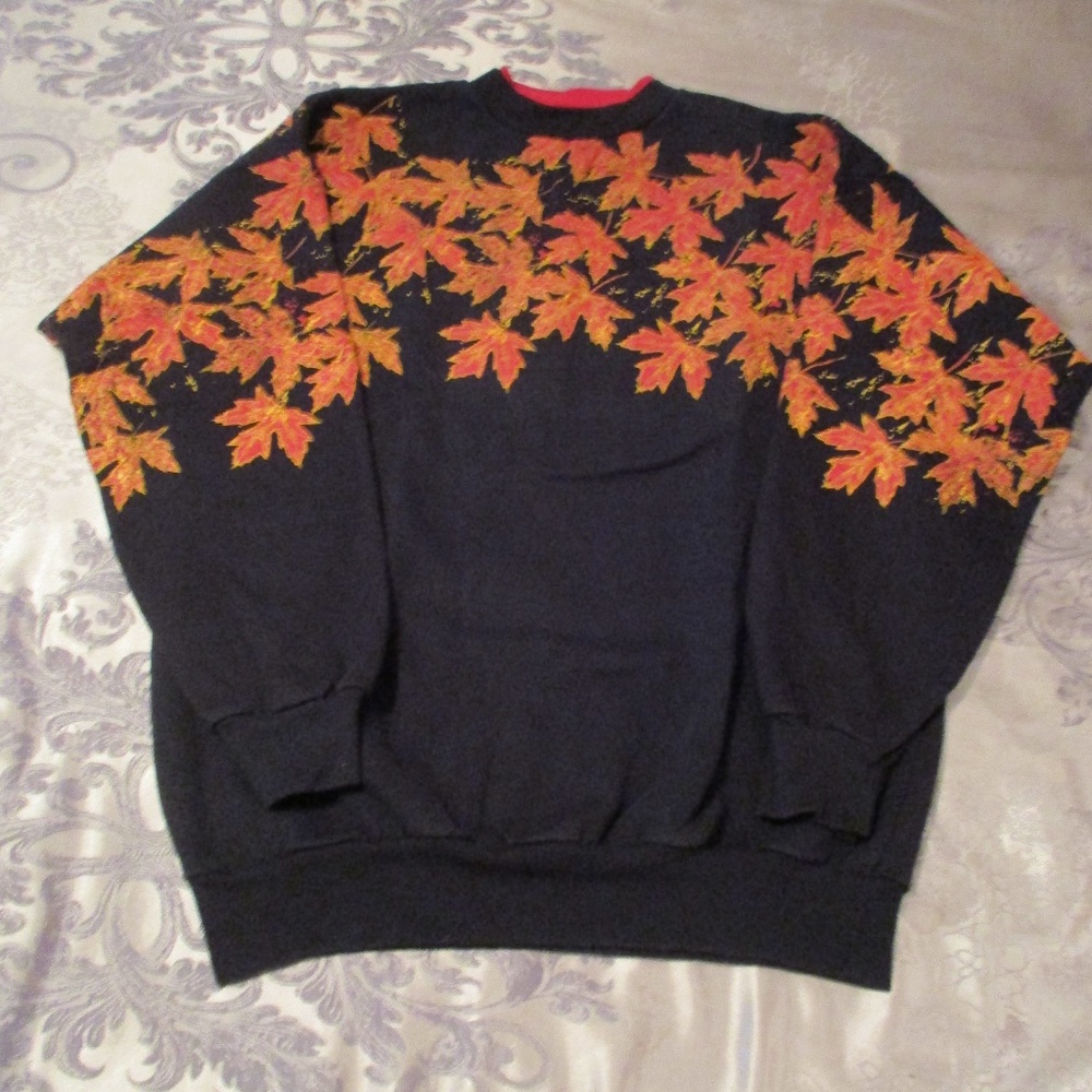 BLACK SWEATSHIRT WITH LEAVES